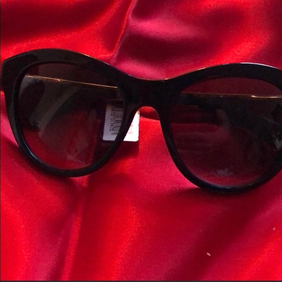 🕶 Dolce & Gabbana Sunglasses 🕶 - Picture 2 of 5